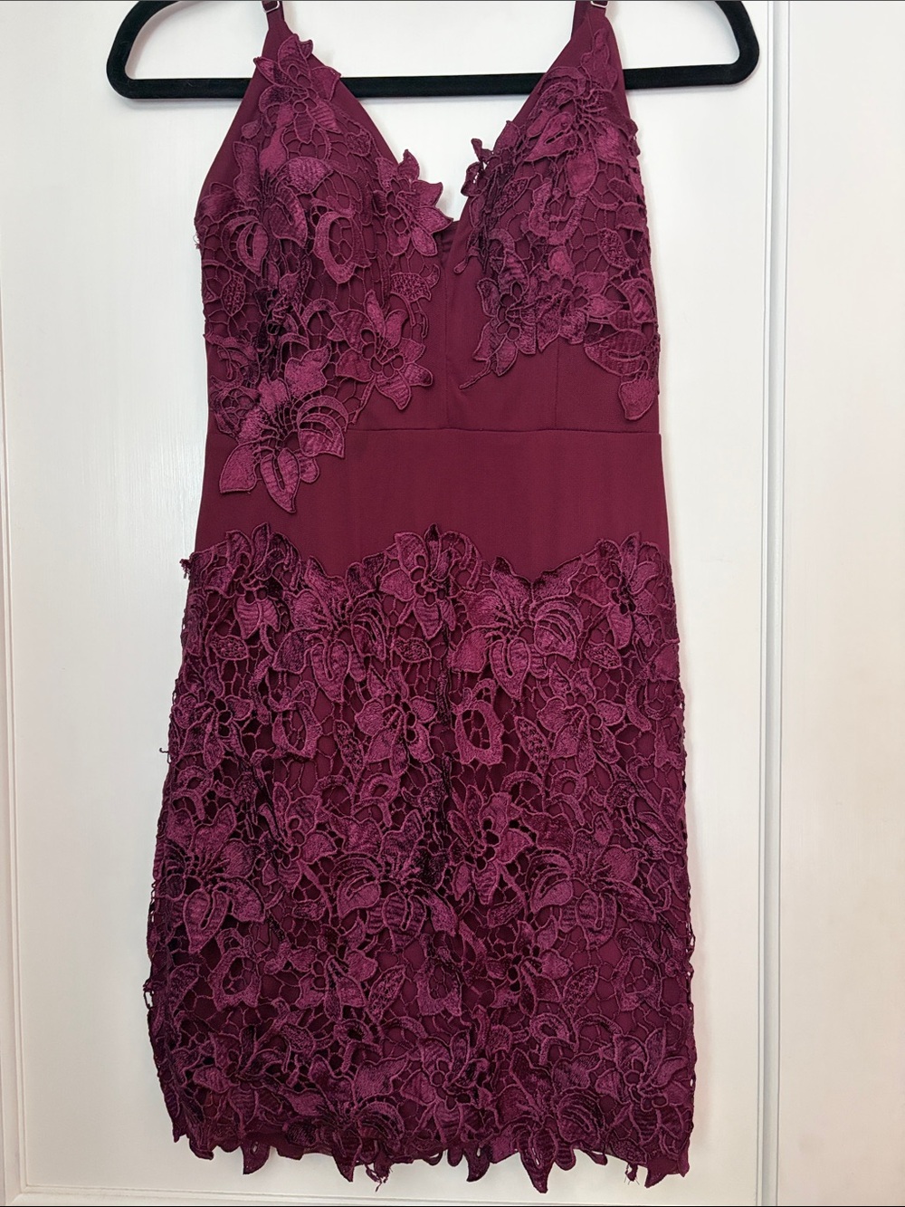 Elegant Fitted Lace Overlay V-Neck Dress in Deep Berry N1